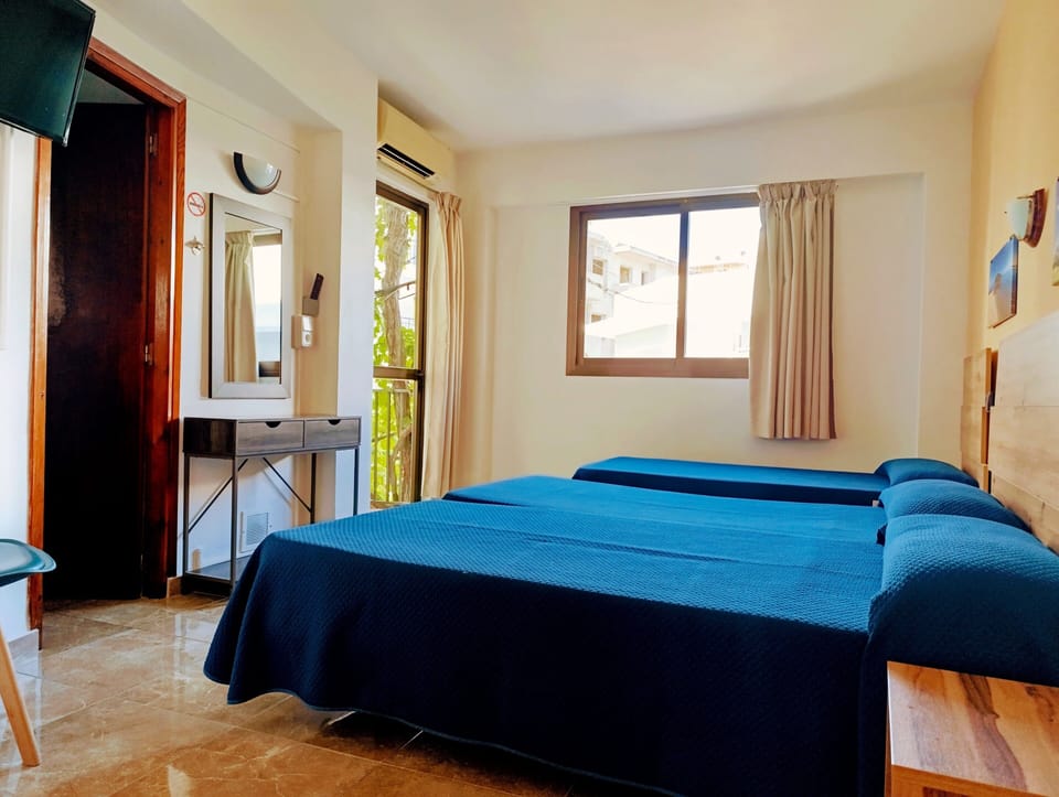 Triple Room | In-room safe, desk, blackout drapes, WiFi (free)
