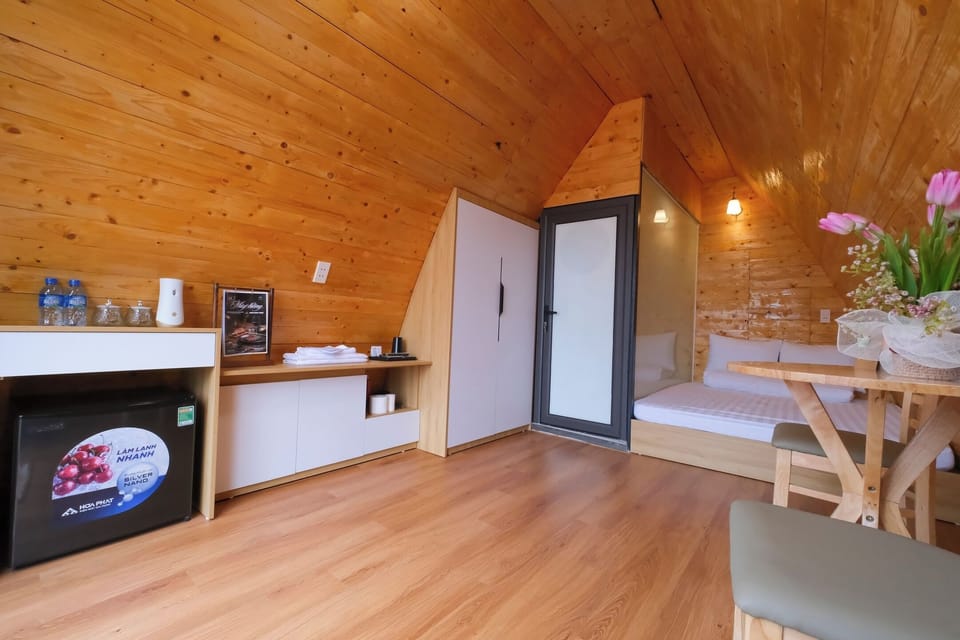 Signature Double Room, Garden View | Bathroom | Free toiletries, hair dryer, slippers, bidet