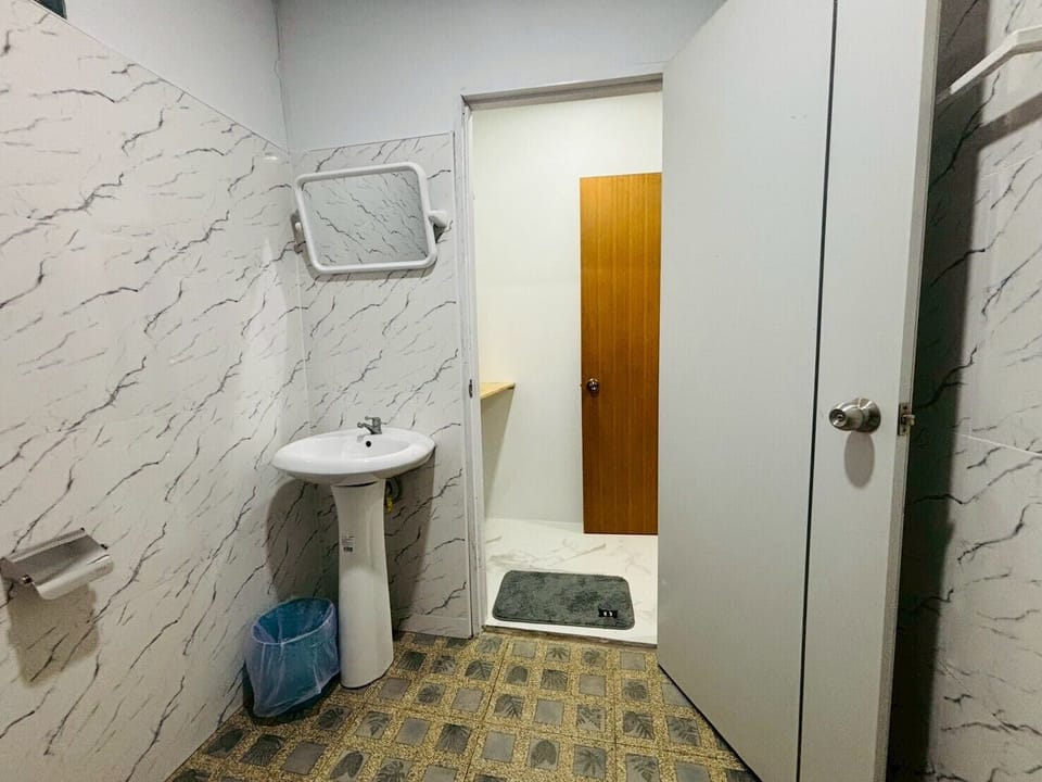 Deluxe Villa | Bathroom | Shower, hair dryer, towels