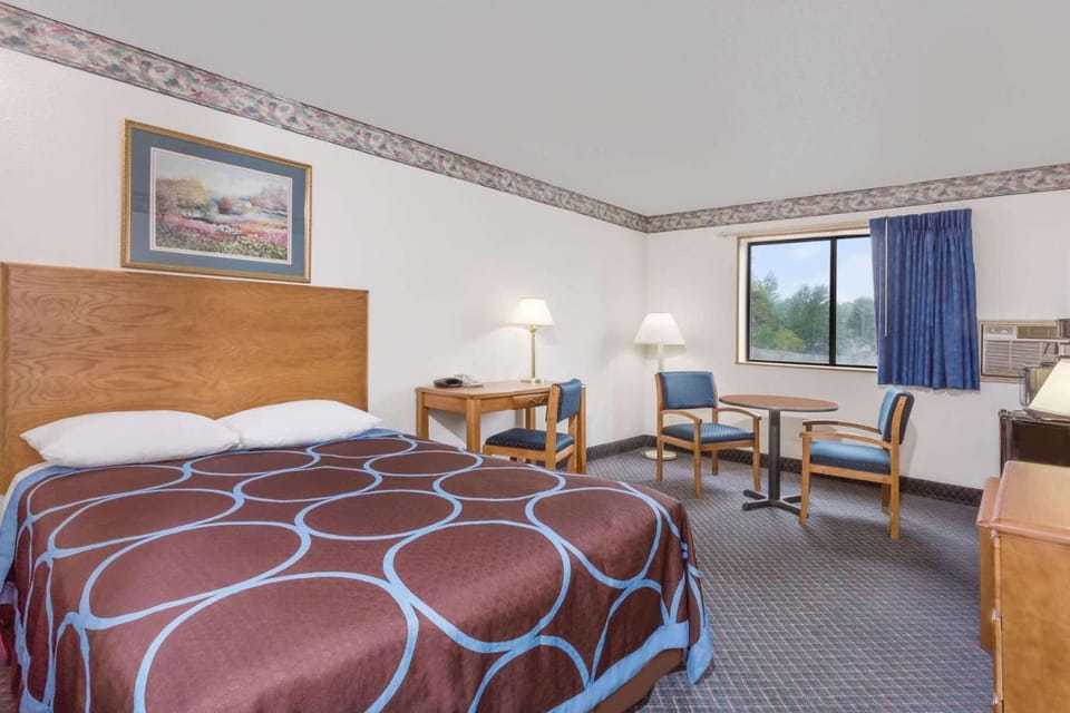 Suite, 1 King Bed, Refrigerator & Microwave | Iron/ironing board, free WiFi, bed sheets