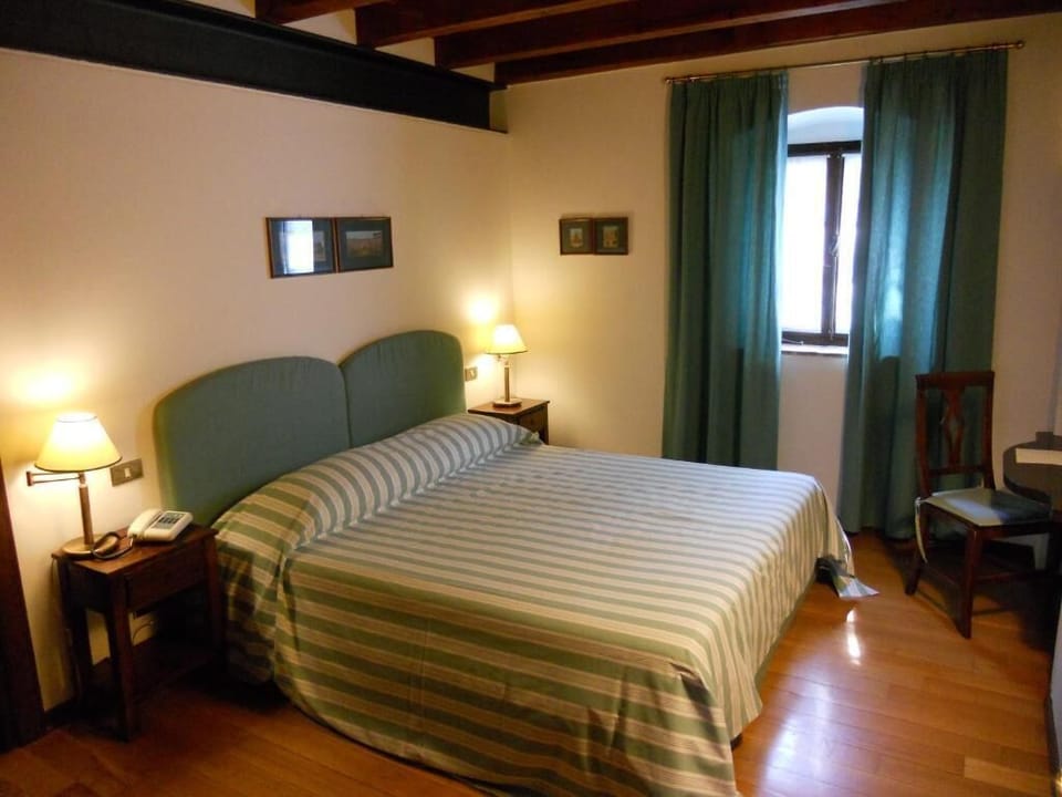 In-room safe, blackout drapes, free WiFi