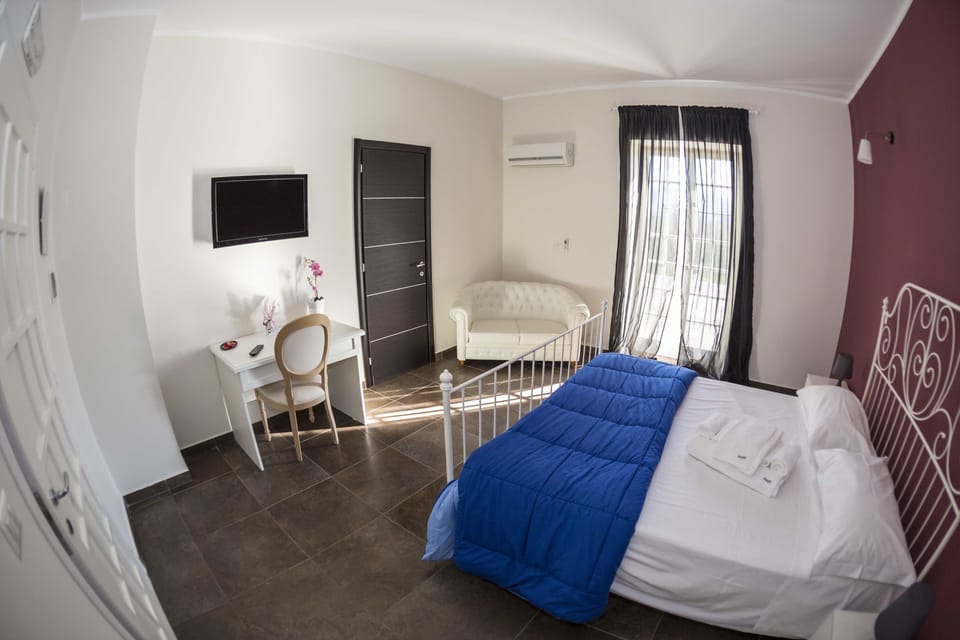 Premium bedding, down comforters, minibar, desk