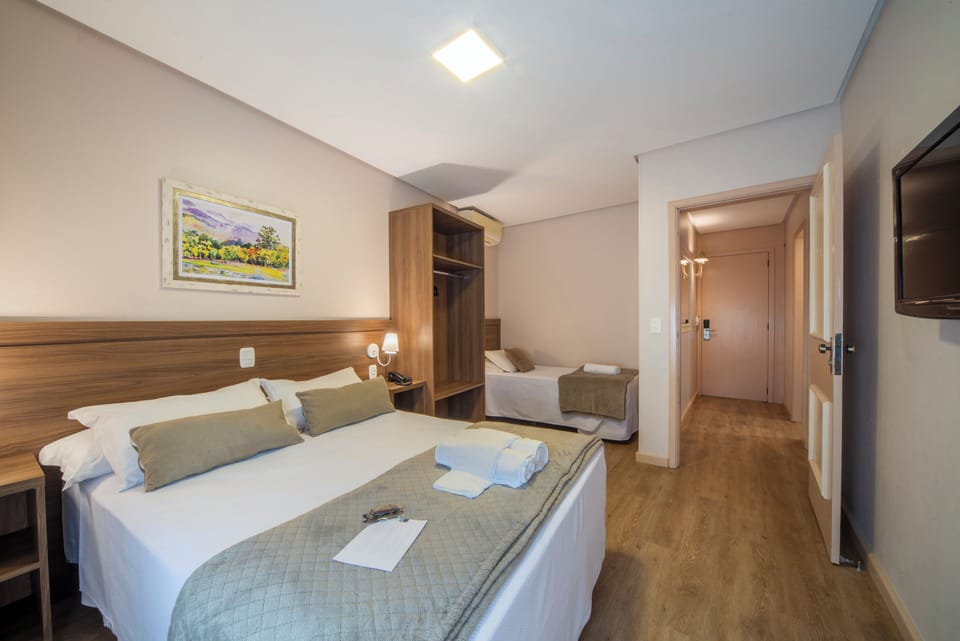 Connecting room III | Minibar, blackout drapes, free WiFi, bed sheets