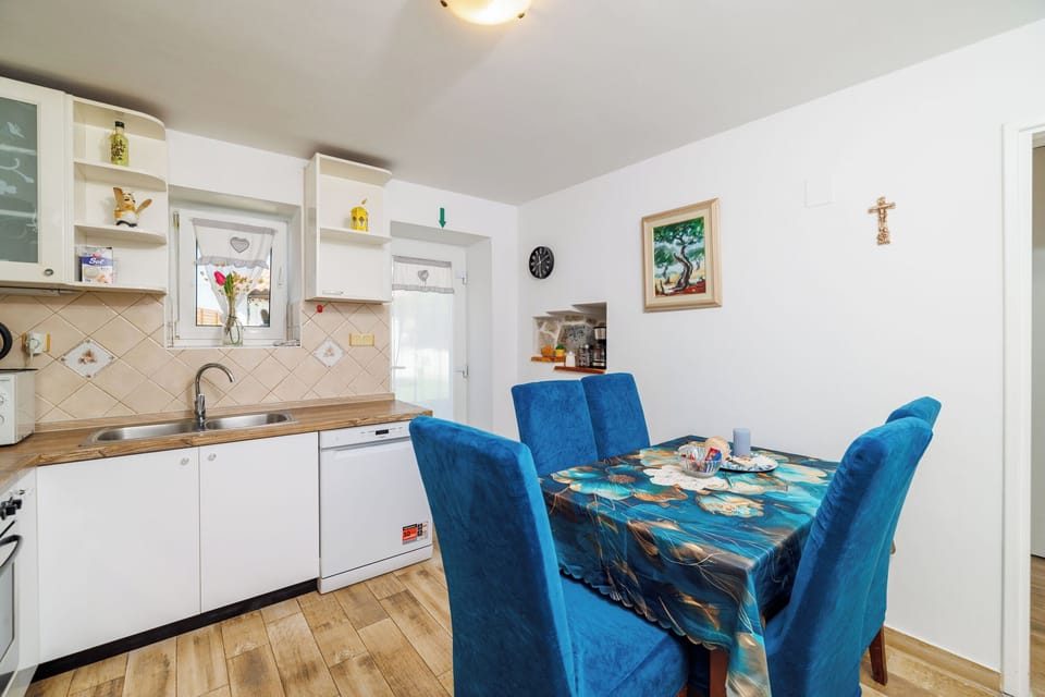 Apartment (A1) | Private kitchen | Fridge, microwave, oven, stovetop
