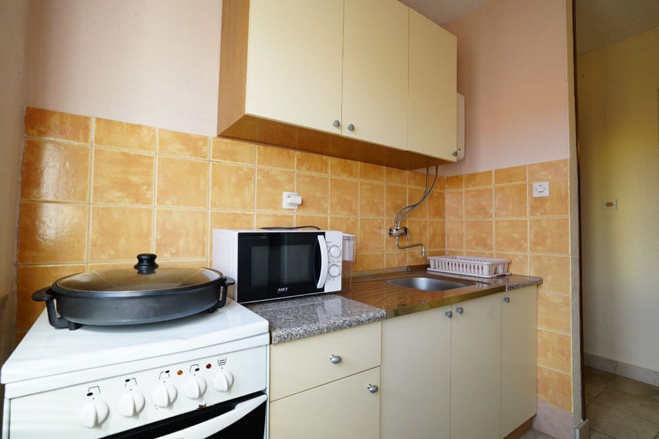 Apartment (A1) | Private kitchen | Fridge, oven, stovetop, espresso maker