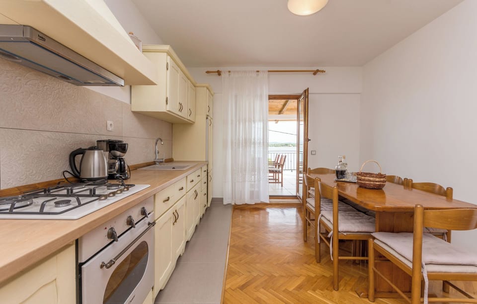 Apartment (A1) | Private kitchen | Fridge, oven, stovetop, cookware/dishes/utensils