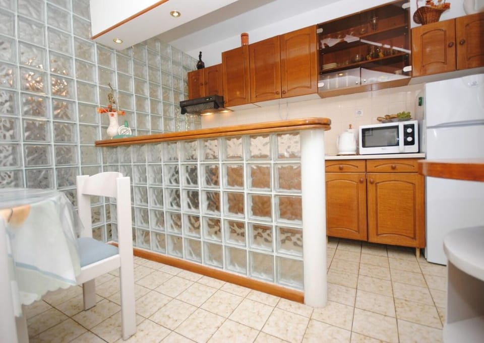 Apartment (A1) | Private kitchen | Fridge, microwave, oven, stovetop