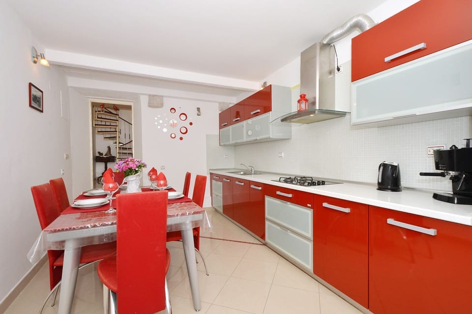 Apartment (A1) | Private kitchen | Fridge, oven, stovetop, dishwasher