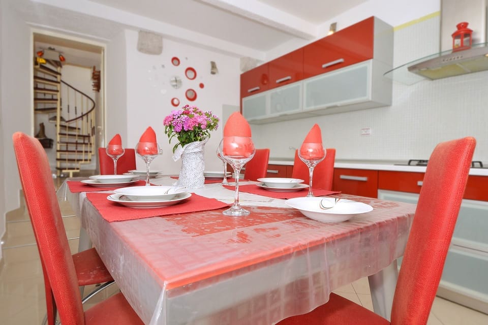 Apartment (A1) | Private kitchen | Fridge, oven, stovetop, dishwasher