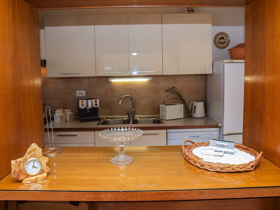 Apartment (A1) | Private kitchen | Fridge, microwave, oven, stovetop