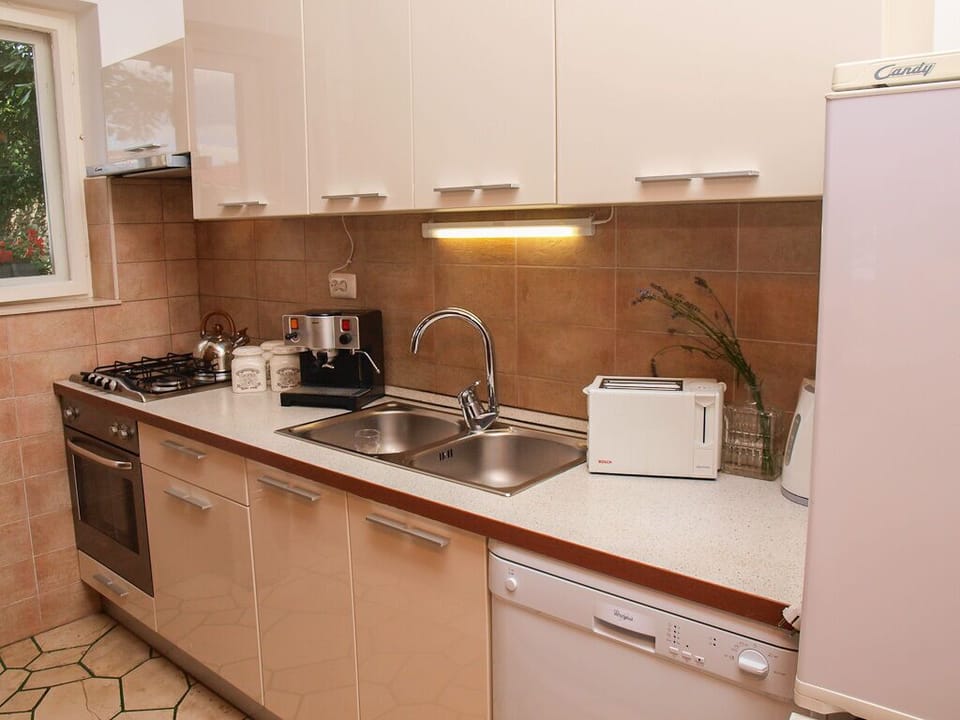 Apartment (A1) | Private kitchen | Fridge, microwave, oven, stovetop