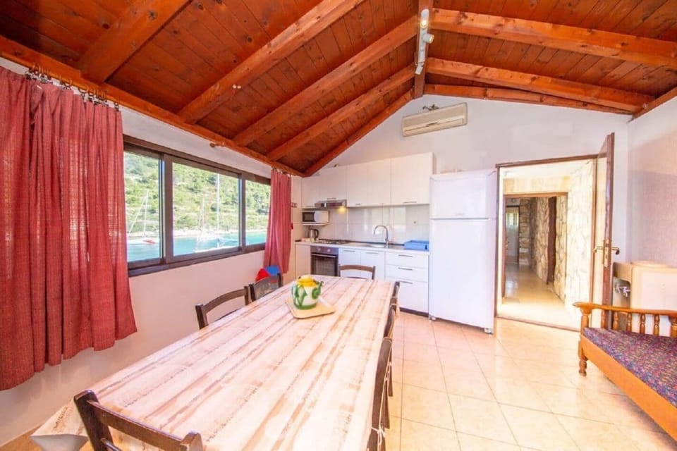 House | Private kitchen | Fridge, microwave, oven, stovetop