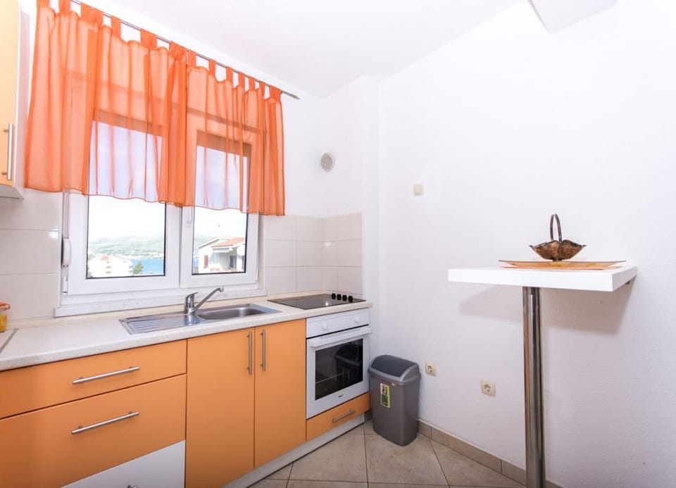 Apartment (A1) | Private kitchen | Espresso maker, fridge, oven, stovetop