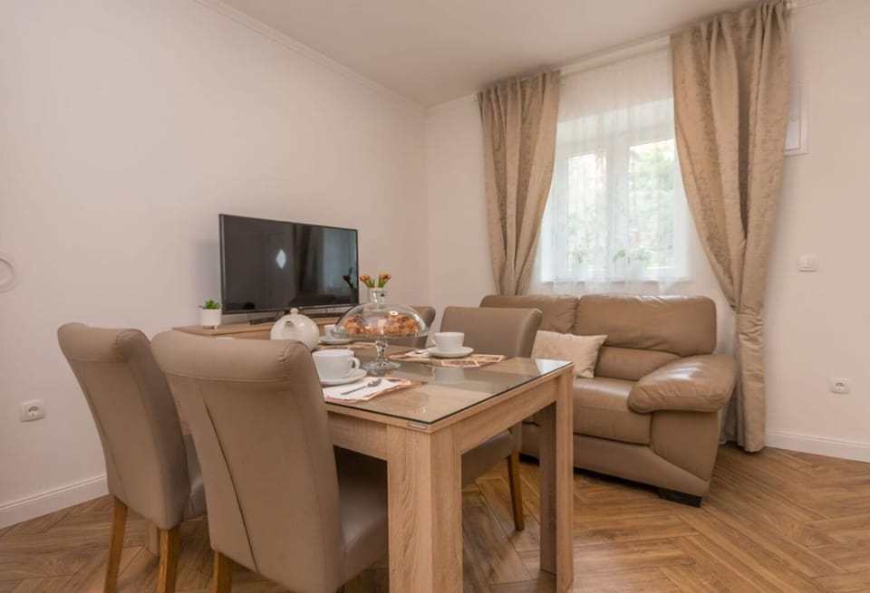 Apartment (A1) | Dining