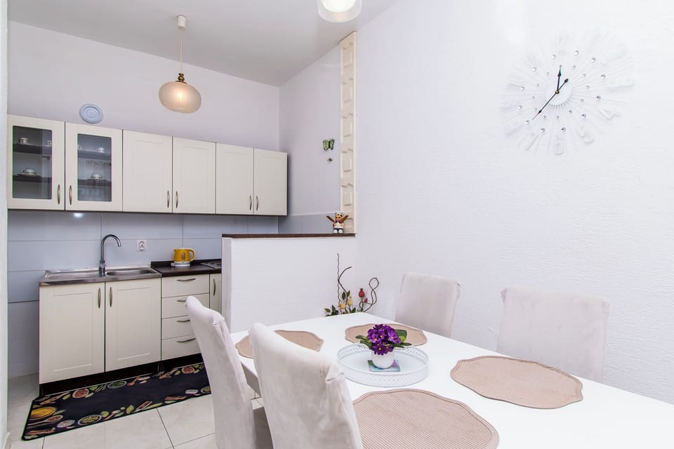Apartment (A3) | Dining