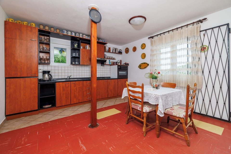 House | Private kitchen | Fridge, oven, stovetop, espresso maker