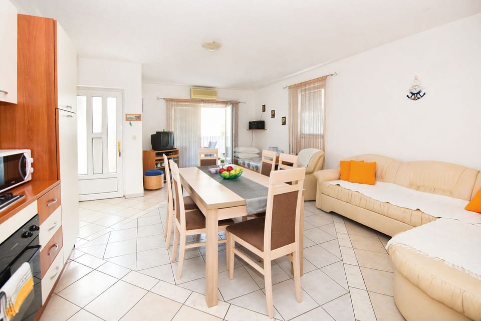 Apartment (A1) | Dining