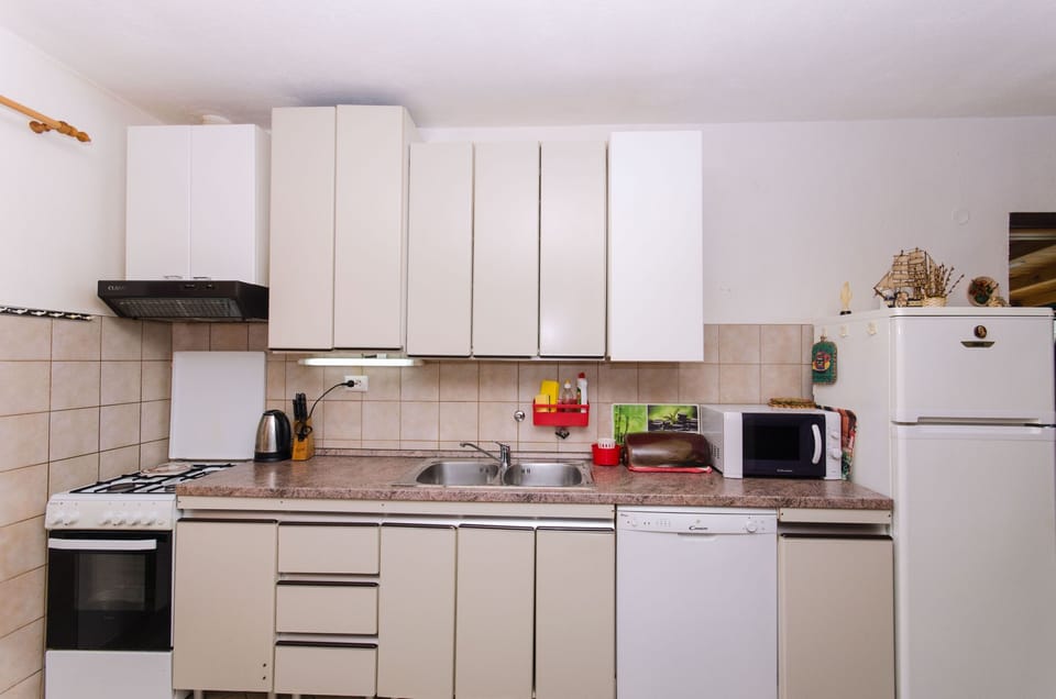 Apartment (A1) | Private kitchen | Fridge, microwave, oven, stovetop