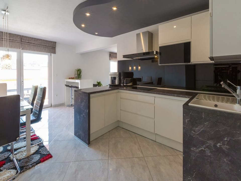 Apartment (A1) | Private kitchen | Fridge, microwave, oven, stovetop