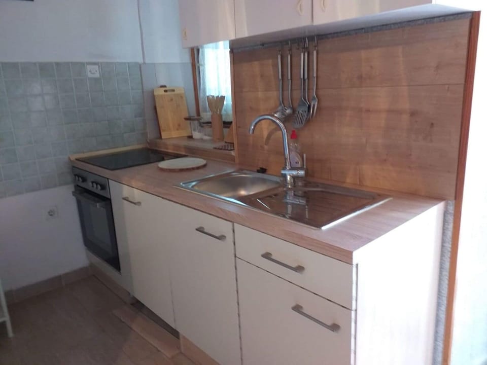 Apartment (A1) | Private kitchen | Fridge, oven, stovetop, espresso maker