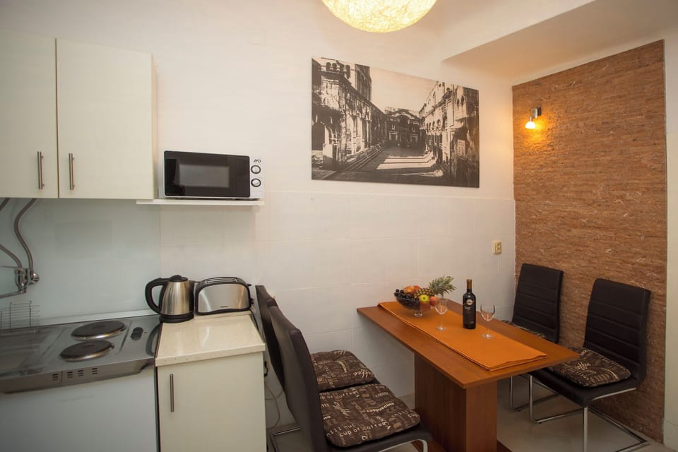 Apartment (A1) | Private kitchen | Fridge, microwave, oven, stovetop