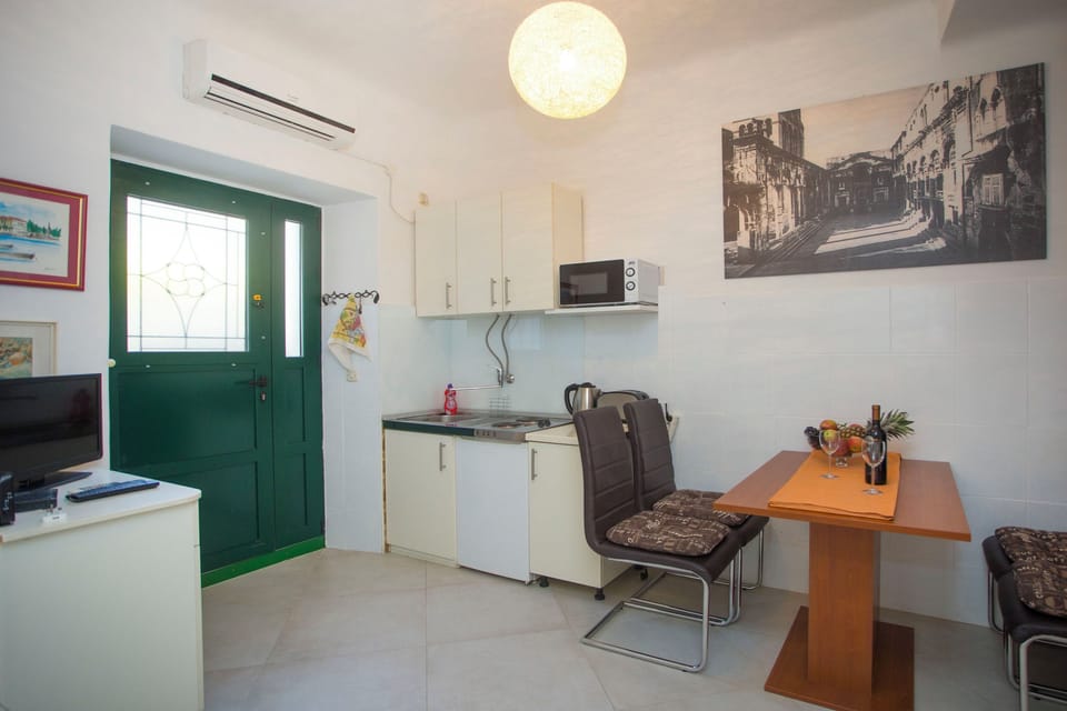 Apartment (A1) | Private kitchen | Fridge, microwave, oven, stovetop