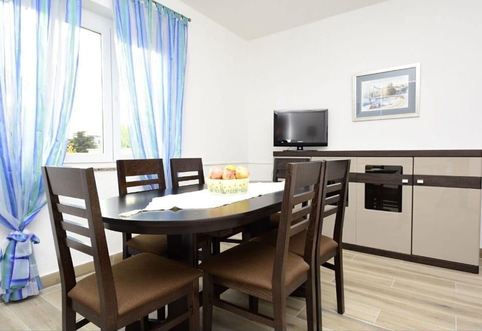 Apartment (A1) | Private kitchen | Fridge, microwave, oven, stovetop
