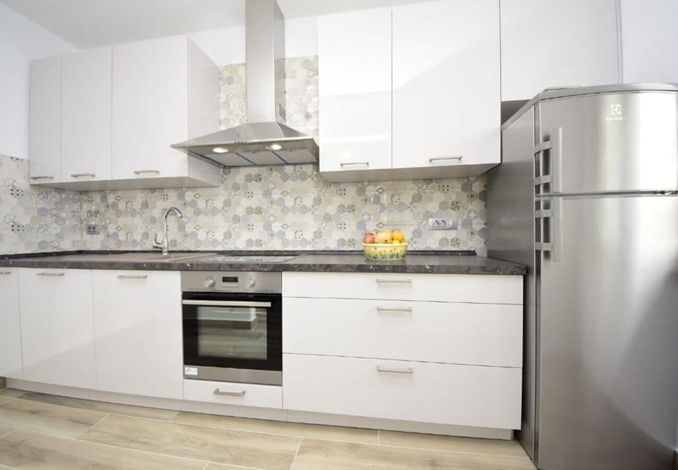 Apartment (A1) | Private kitchen | Fridge, microwave, oven, stovetop