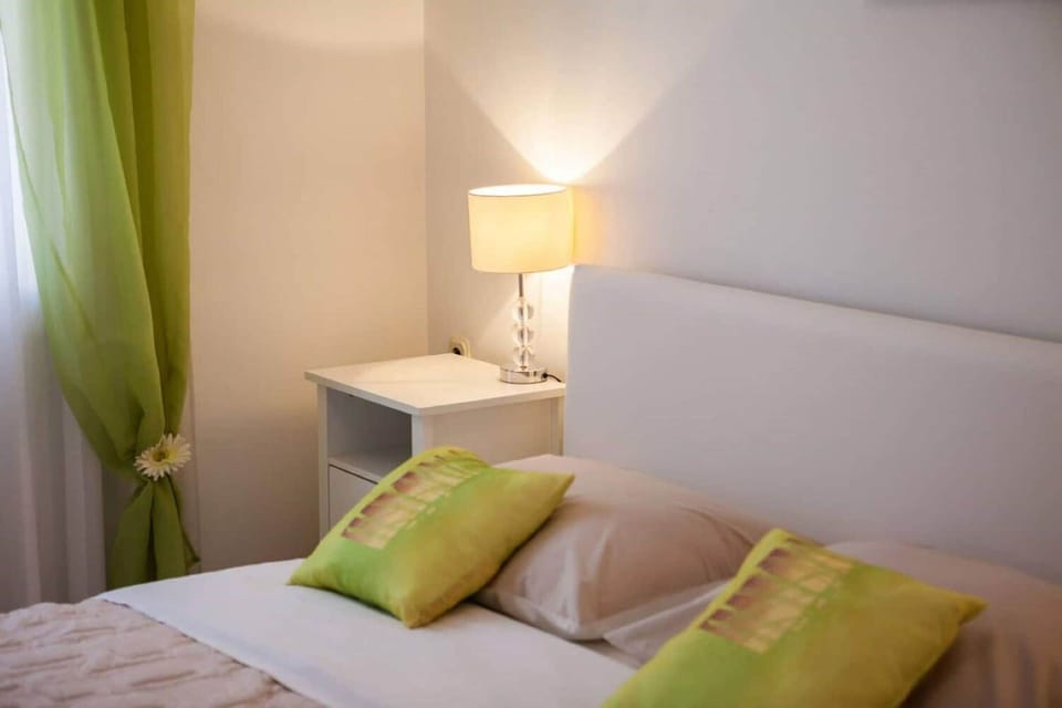 Apartment (A1) | In-room safe, iron/ironing board, cribs (free), WiFi (free)
