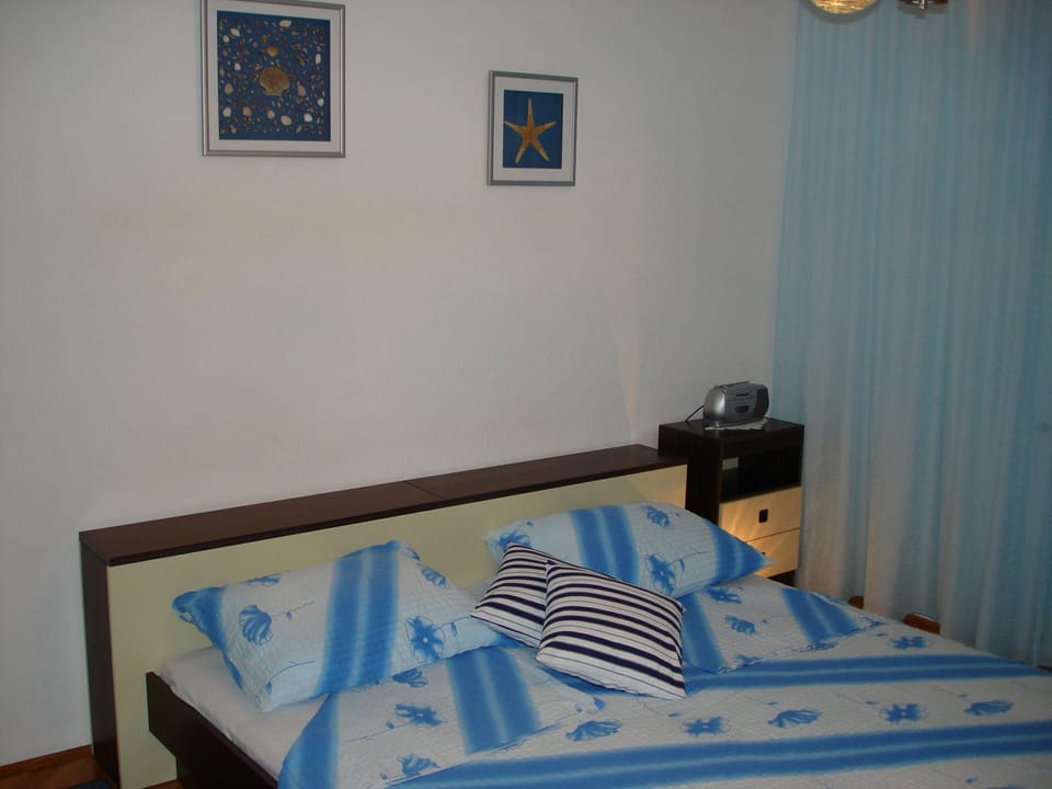 House | Iron/ironing board, free cribs/infant beds, free WiFi