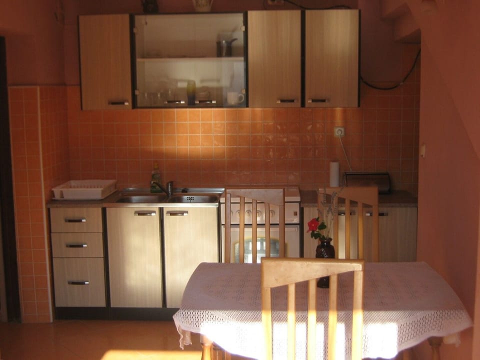 Apartment (A1) | Private kitchen | Fridge, oven, stovetop, cookware/dishes/utensils