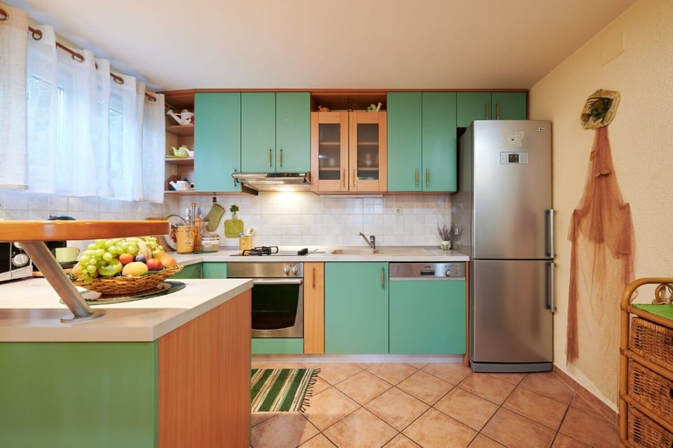 House | Private kitchen | Fridge, microwave, oven, stovetop