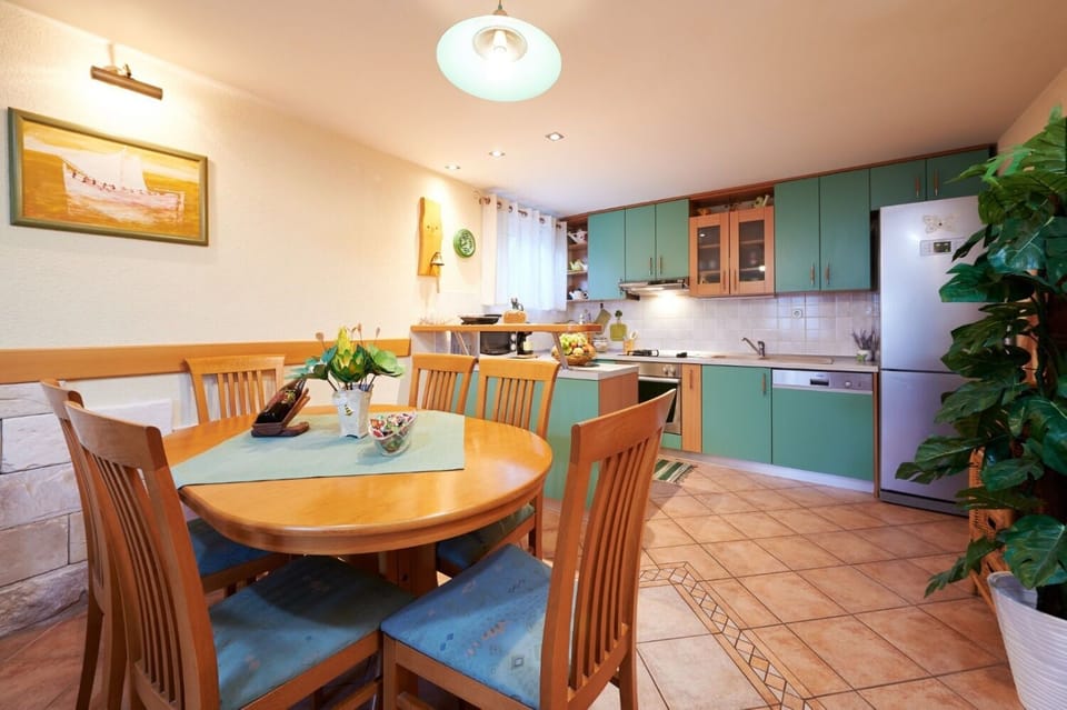 House | Private kitchen | Fridge, microwave, oven, stovetop