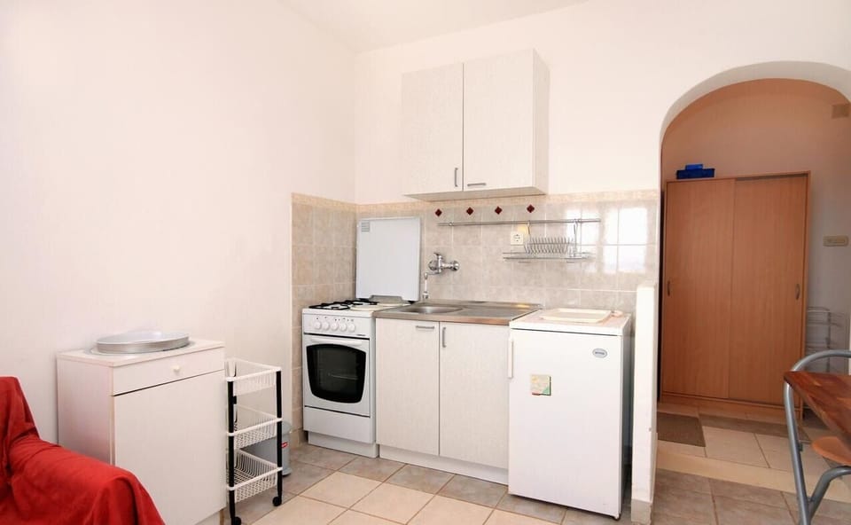 Apartment (A1) | Private kitchen | Fridge, oven, stovetop, espresso maker