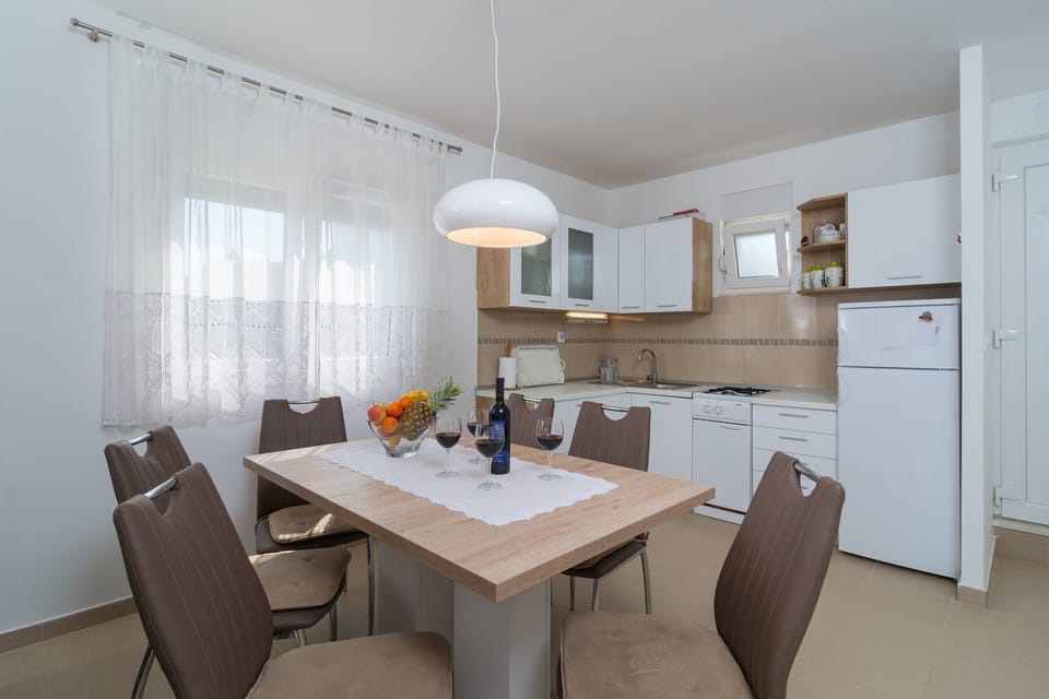 House | Private kitchen | Fridge, stovetop, electric kettle, cookware/dishes/utensils