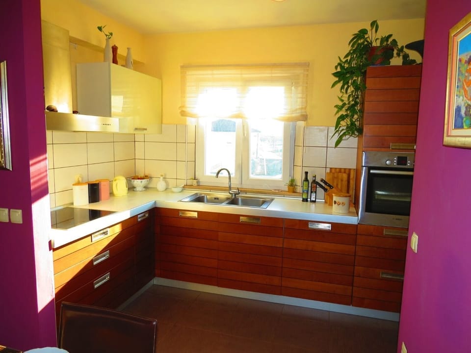 House | Private kitchen | Fridge, stovetop, dishwasher, espresso maker