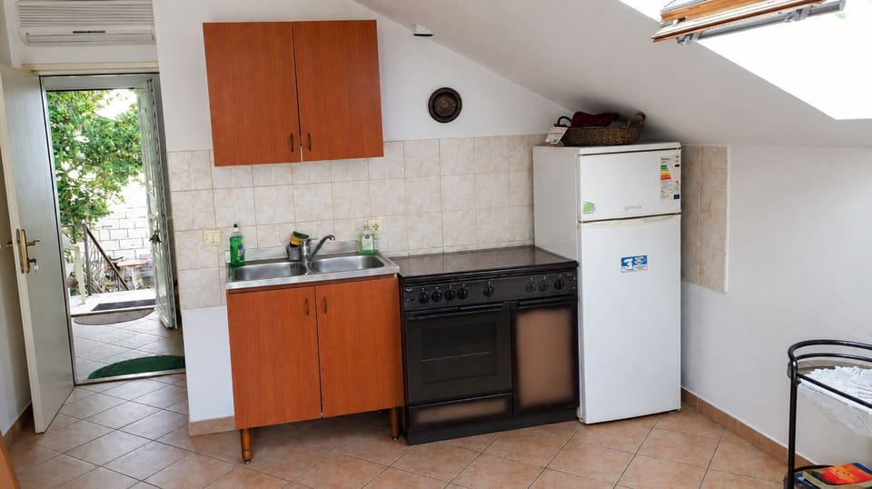 Apartment (A1) | Private kitchen | Fridge, oven, cookware/dishes/utensils, freezer