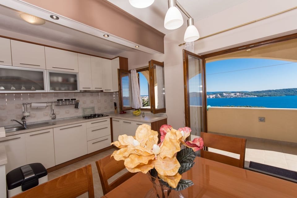 Apartment (A1) | Private kitchen | Fridge, microwave, oven, stovetop