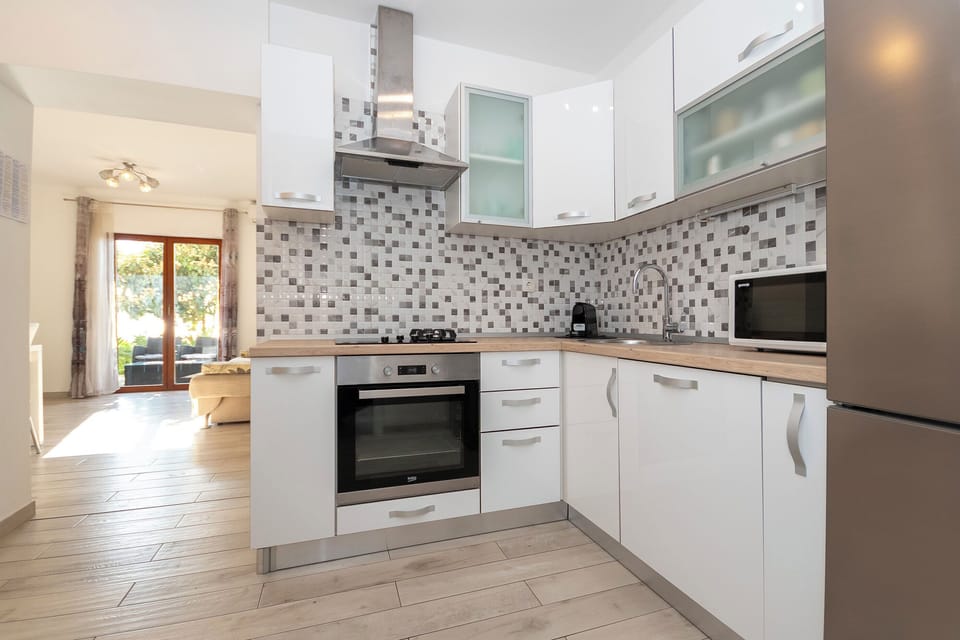 Apartment (A1) | Private kitchen | Fridge, microwave, oven, stovetop