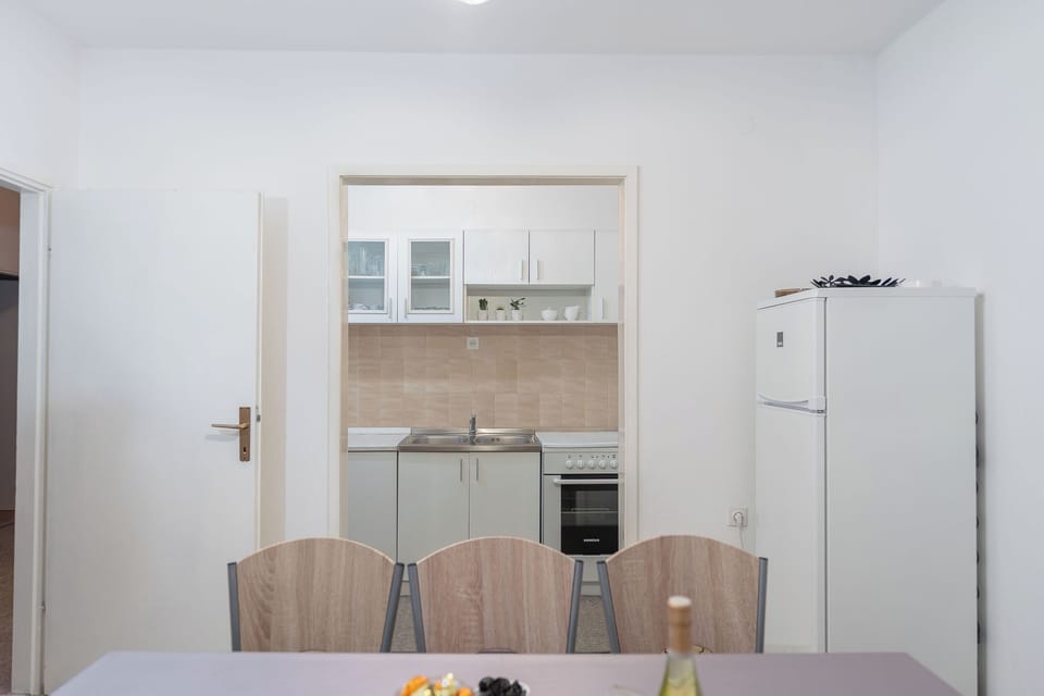 Apartment (A1) | Private kitchen | Fridge, microwave, oven, stovetop