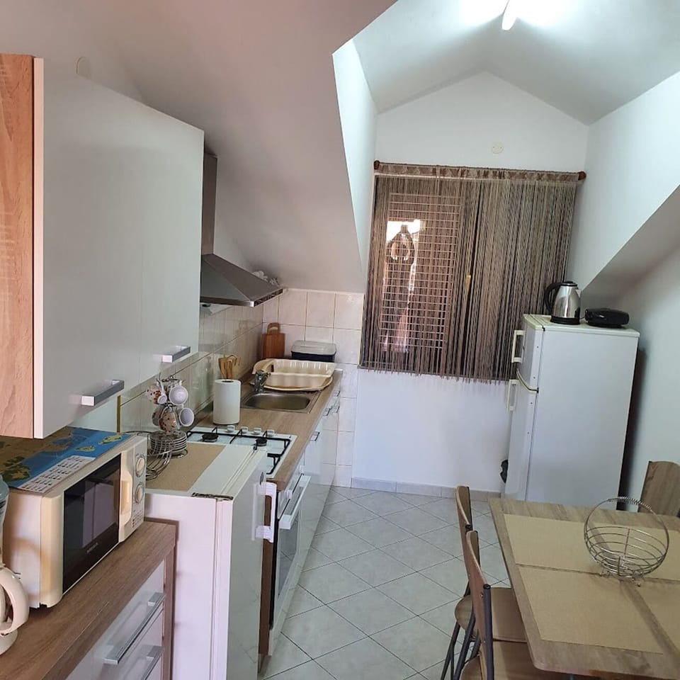 Apartment (A1) | Private kitchen | Fridge, microwave, oven, stovetop
