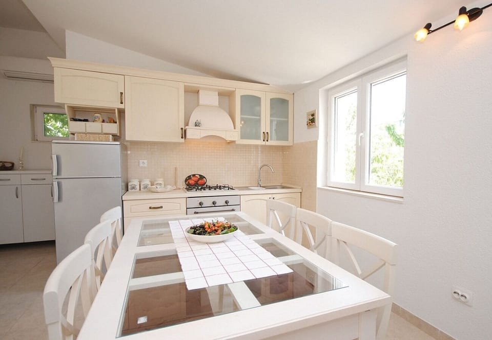 House | Private kitchen | Fridge, microwave, oven, stovetop
