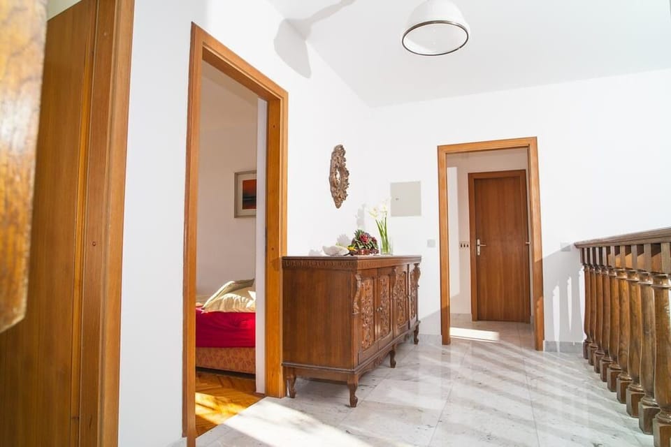 House | Interior entrance