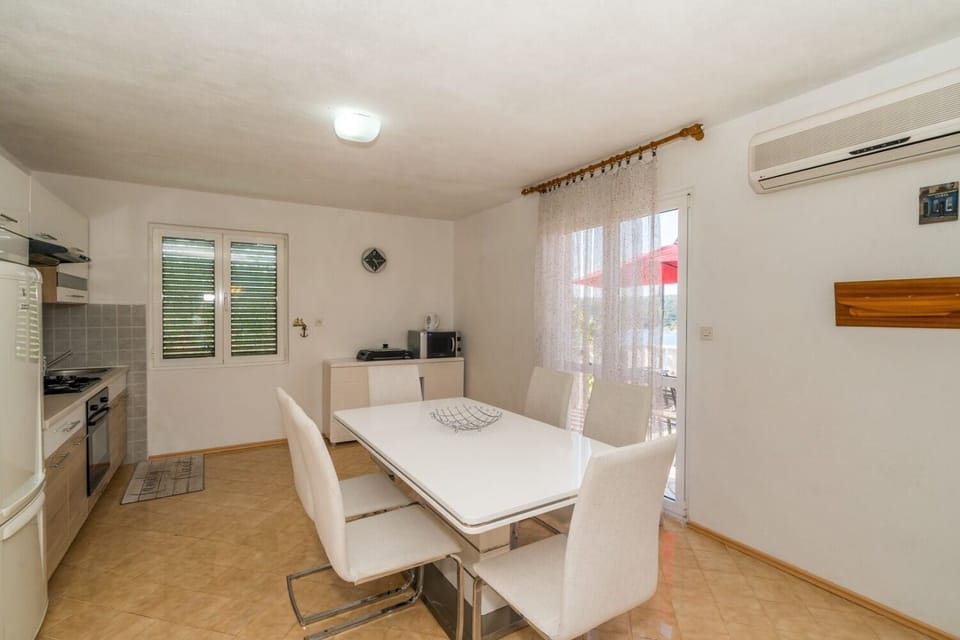 Apartment (A1) | Dining