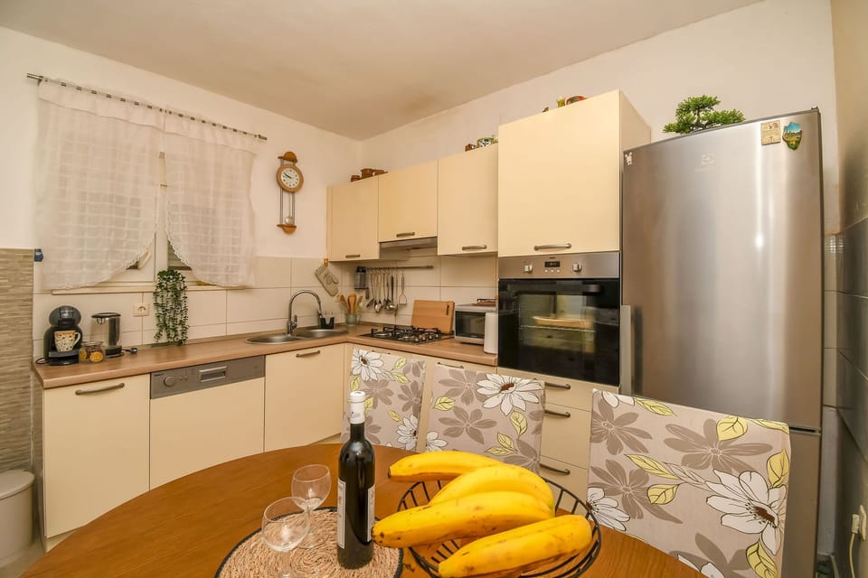 Apartment (A1) | Private kitchen | Fridge, microwave, oven, stovetop