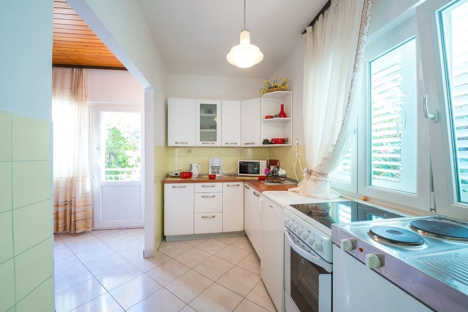 House | Private kitchen | Fridge, microwave, oven, stovetop