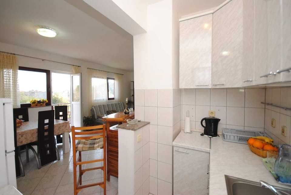 Apartment (A1) | Private kitchen | Fridge, microwave, oven, stovetop
