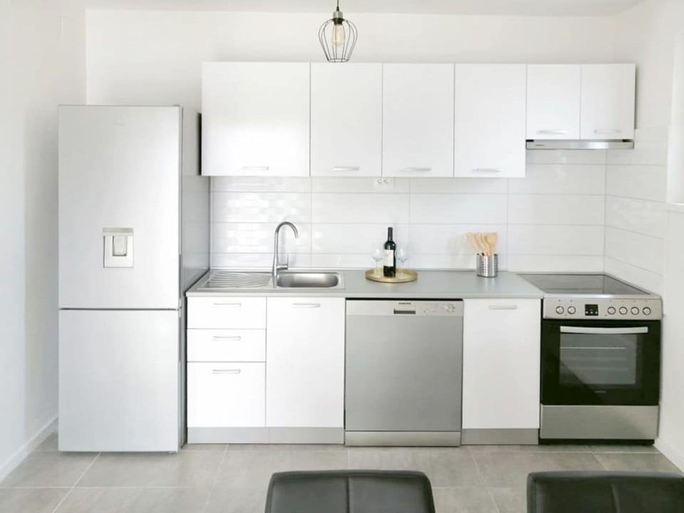 House | Private kitchen | Fridge, microwave, oven, stovetop