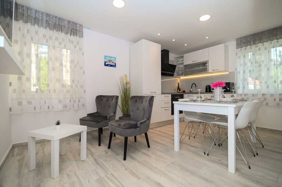 Apartment (A1) | Dining