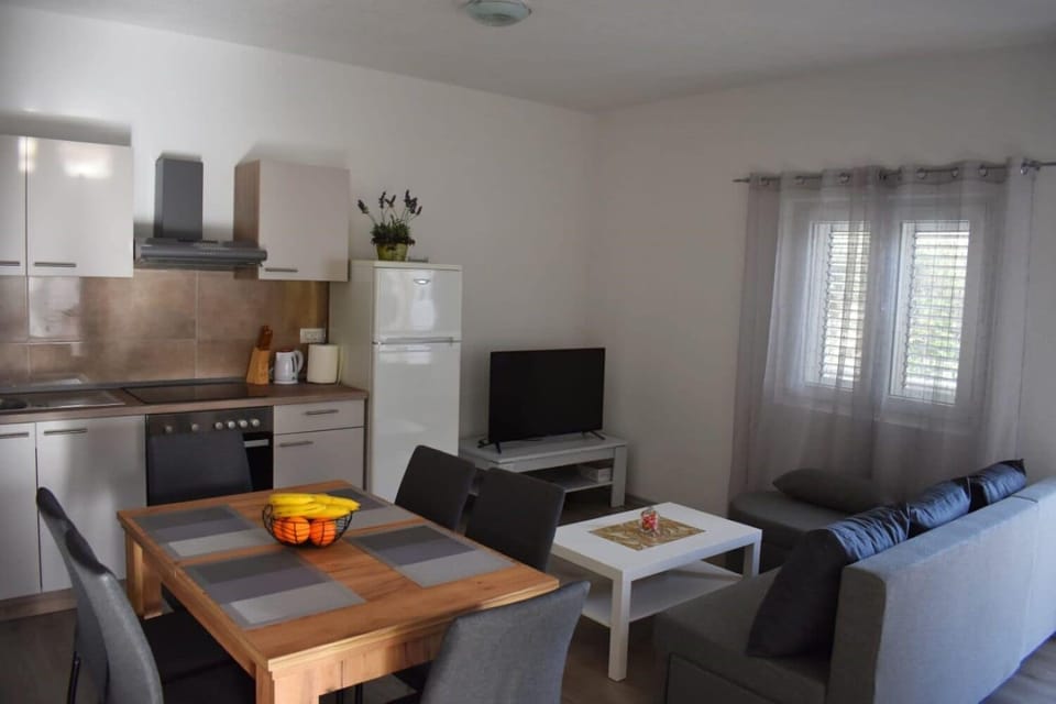Apartment (A1) | Private kitchen | Fridge, oven, stovetop, electric kettle